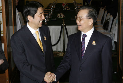 Wen meets Abe before ASEAN Summit