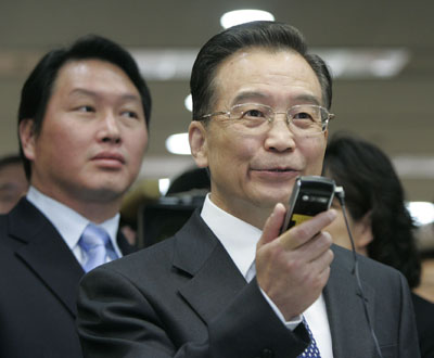 Premier Wen visits SK Telecom in Seoul