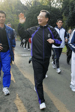 Premier Wen does morning exercises in Tokyo