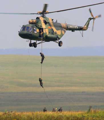 Soldiers abseil from a helicopter during Peace Mission 2007 counter-terrorist exercise of Shanghai Cooperation Organization in Russia, August 6, 2007.[Xinhua]