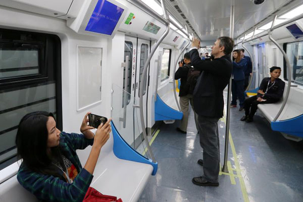 Foreign journalists get a glimpse of Beijing's rail transit construction