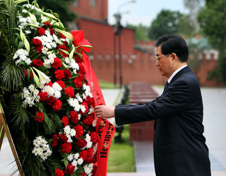 Hu lays wreath at Tomb of Unknown Soldier in Moscow