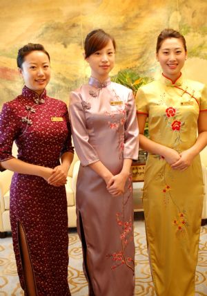 Cheongsam beauties welcome upcoming Summer Davos