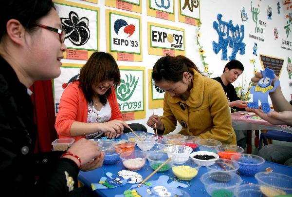 Shanghai families prepare gifts to welcome Expo