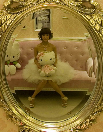 Hello Kitty portrait studio opens in Shanghai
