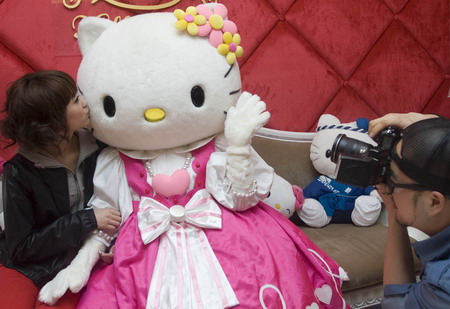 Hello Kitty portrait studio opens in Shanghai
