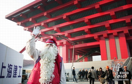 Santa Claus visits Expo site