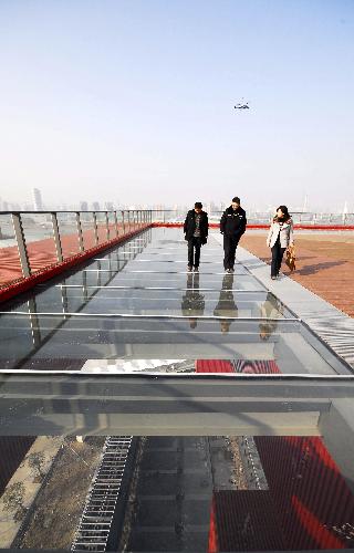 Indoor decoration in China Pavilion of World Expo starts