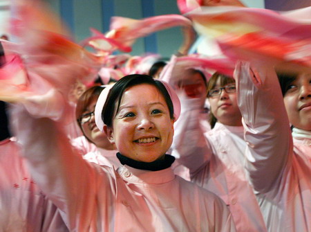 Women in Shanghai take oath to serve World Expo