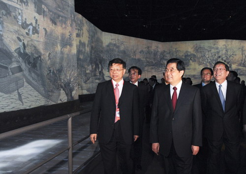 President Hu visits Shanghai World Expo Park