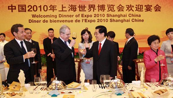 President Hu welcomes foreign dignitaries before Expo opens