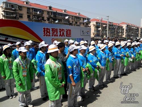 Beijing volunteers lend a helping hand to Expo