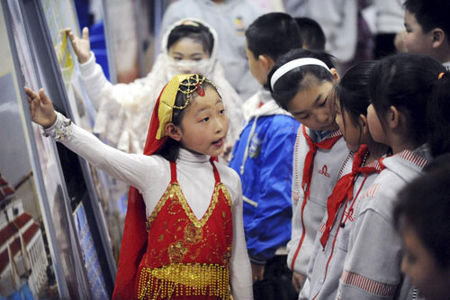 Pupils view Shanghai Expo on campus