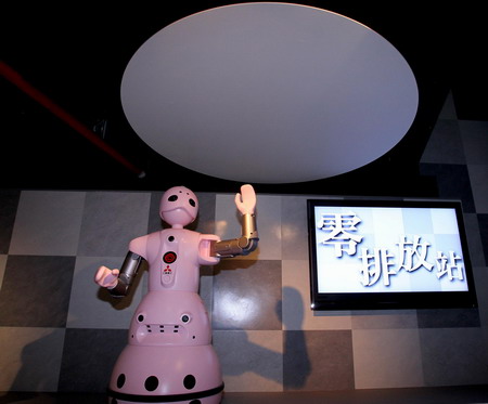 Robot show attracts visitors to Japan Pavilion