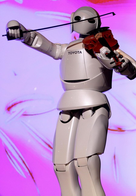 Robot show attracts visitors to Japan Pavilion
