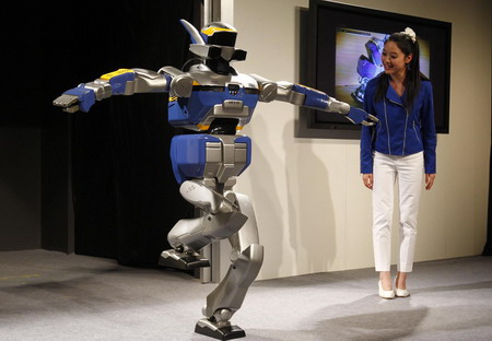 Robot show attracts visitors to Japan Pavilion