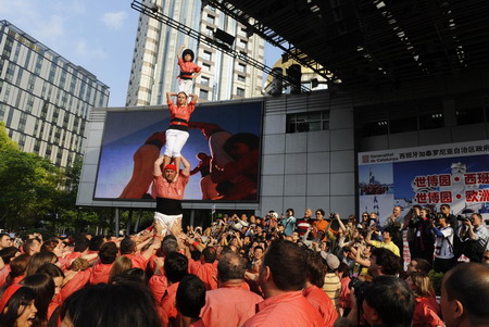 'Human tower' spectacle show at Expo