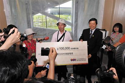 Man wins a TV for being 100,000th visitor of Taiwan Pavilion