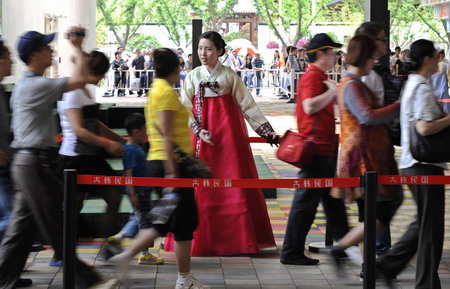 Ahn-nyung-ha-sae-yo at Shanghai Expo