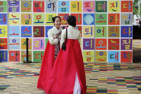 Ahn-nyung-ha-sae-yo at Shanghai Expo