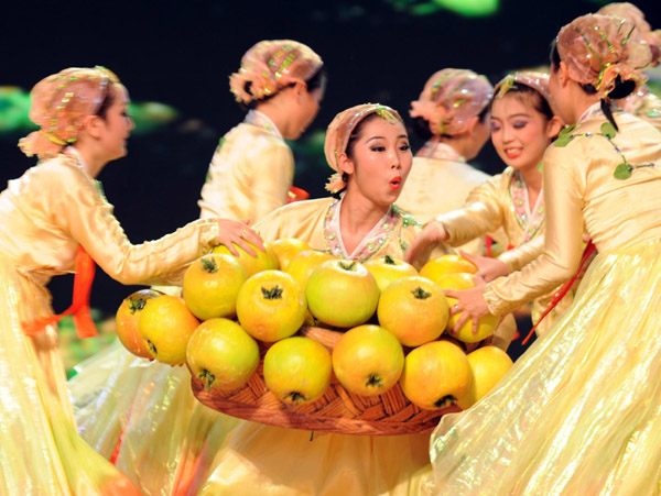 Folk dances mark end of Jilin Week 