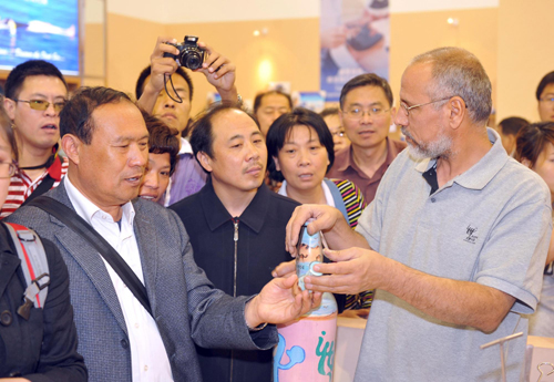 Brothers make sand art bottles at Expo