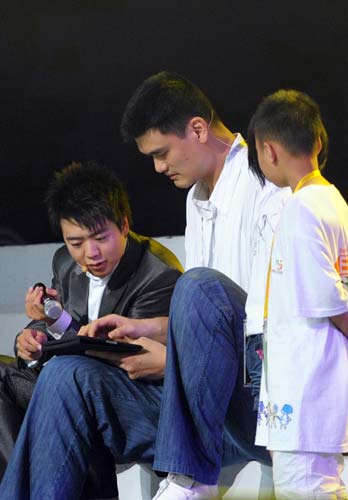 Yao Ming tours Expo with young quake victims