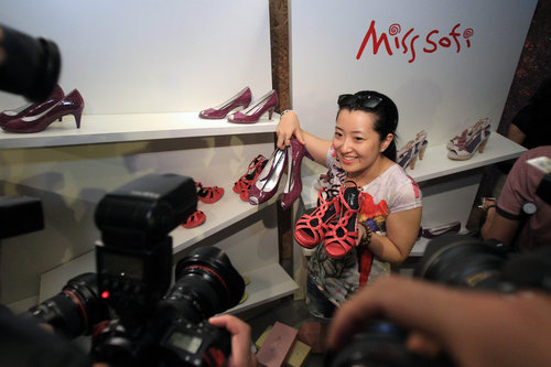 400,000th visitor to Taiwan Pavilion gets shoe windfall
