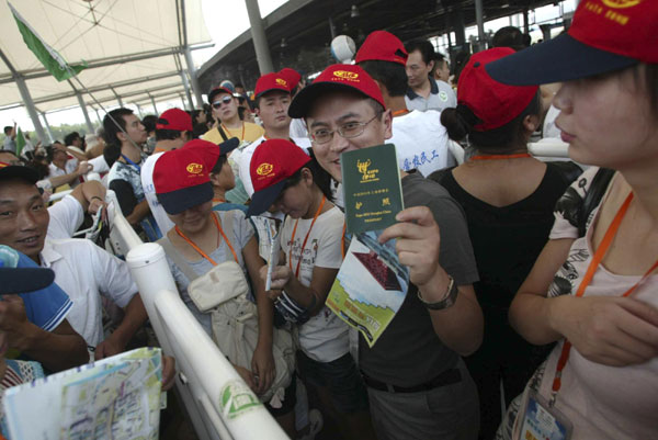 Anhui workers get free trip to Expo