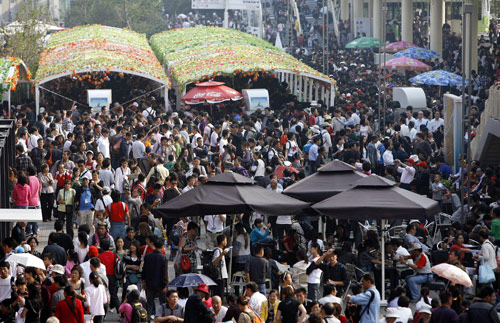 Record number of visitors swarm into Shanghai Expo site
