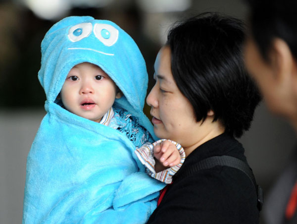 Children keep warm in Haibao-like shawls