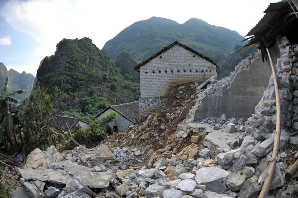 Villagers narrowly escape landslide in S China