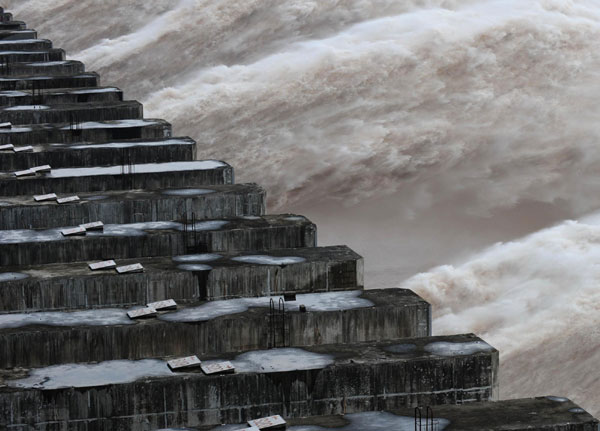 Three Gorges Dam withstands its biggest test