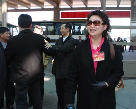 CPPCC members arrive in Beijing for Tuesday session