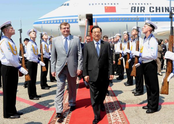 President Hu kicks off state visit to Ukraine