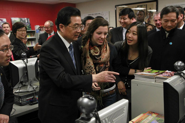 President Hu tours high school in Chicago