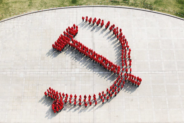 Fudan students stand to create CPC emblem