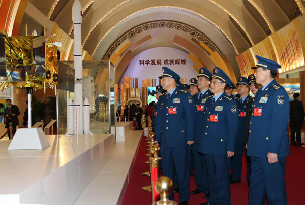 Delegates visit photo exhibition on achievements