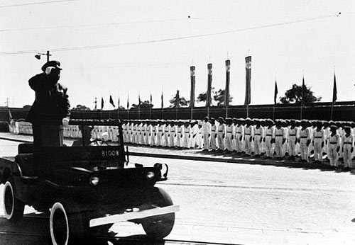 1952:Grand military parade on National Day