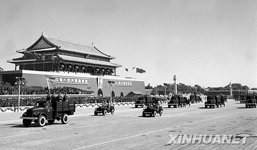 1952:Grand military parade on National Day