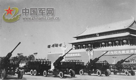 1952：Anti-aircraft units go through Tiananmen Square in 1952