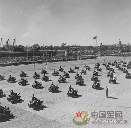 1952：Anti-aircraft units go through Tiananmen Square in 1952