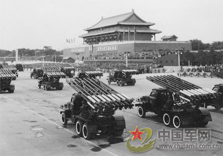 1955: Artillery on parade in 1955