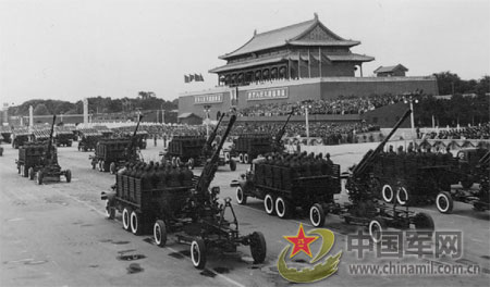 1955: Artillery on parade in 1955