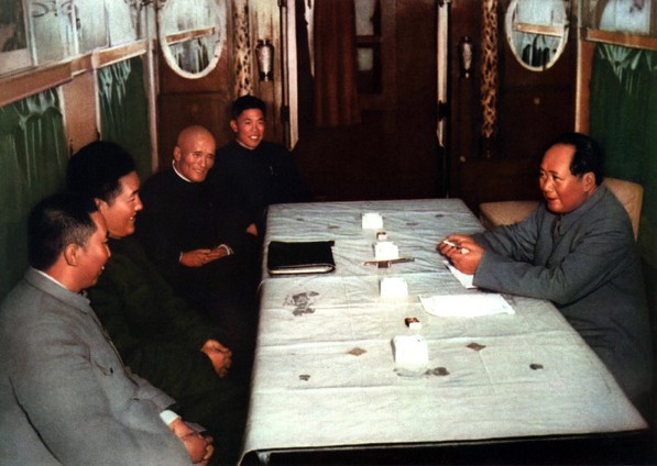 Why does Mao Zedong choose Hua Guofeng as his successor?