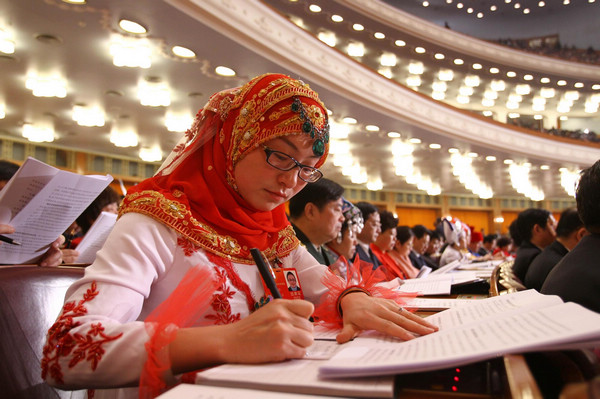 Photo: NPC deputies concentrate on work report