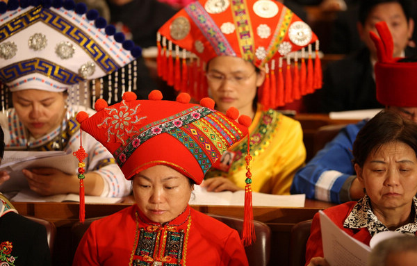 Photo: NPC deputies concentrate on work report