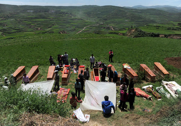 Villagers say goodbye to quake victims