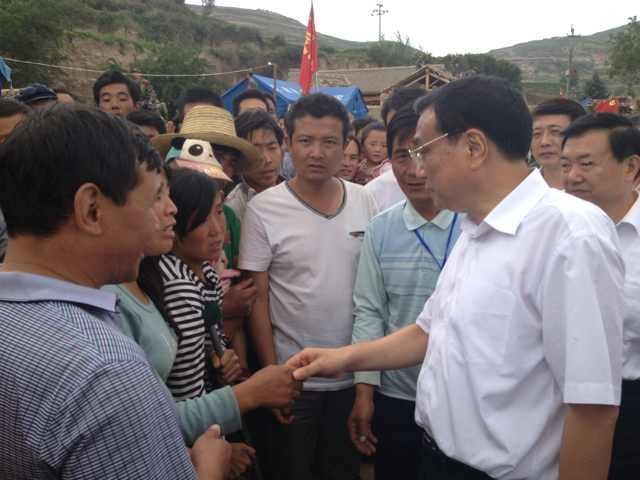 Premier Li visits NW China village after quake