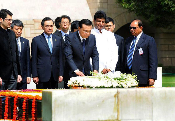 Premier visits Gandhi's tomb